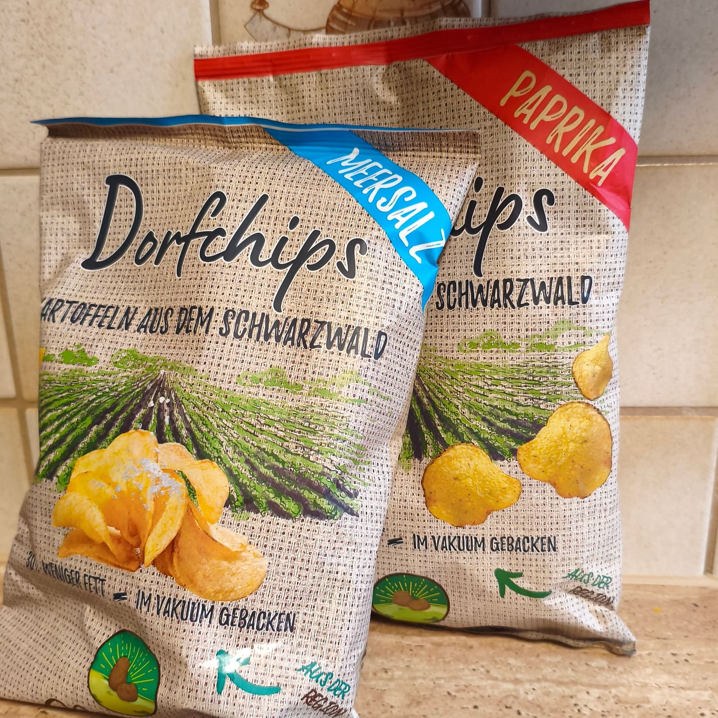 Dorfchips Meersalz und Paprika nebeneinander