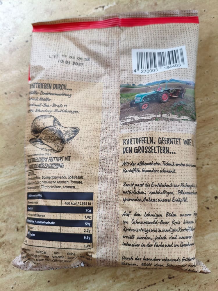 Rückseite einer Dorfchips-Tüte mit Zutaten, Nährwerten und dem Kramer-Schlepper