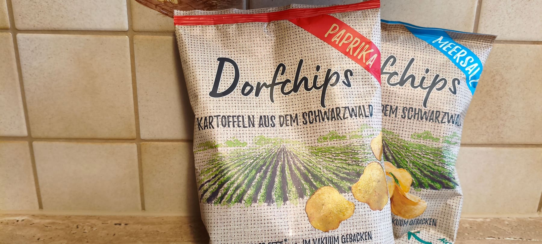 Zwei Tüten Dorfchips, Paprika und Meersalz, mit dem Kartoffelacker auf der Verpackung
