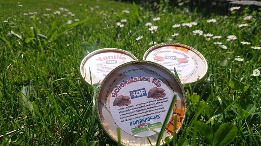 Drei Becher Bauernhof-Eis vom Lohhof im Gras