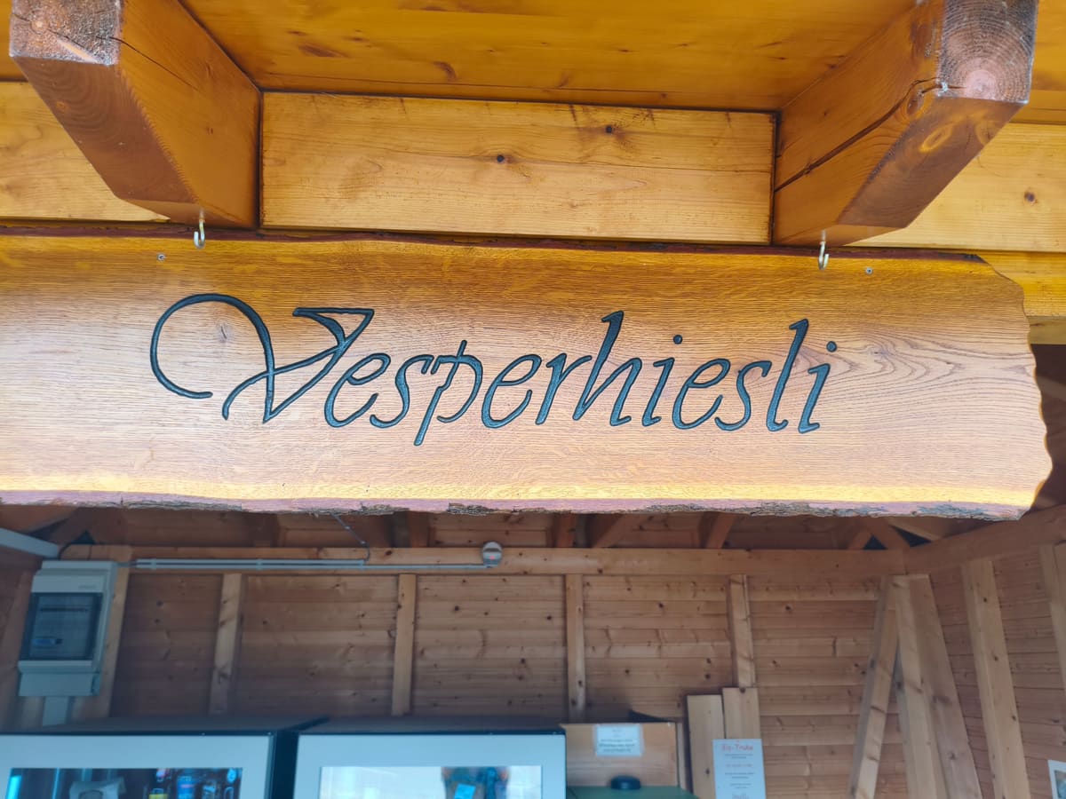 Geschnitztes Holzschild „Vesperhiesli“ über dem Eingang